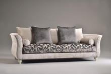 LUKSUSOWA SOFA 2OSOBOWA AMARILLIS 190 CM VENETA SEDIE MOŻLIWOŚĆ PERSONALIZACJI- PRODUKT WŁOSKI Italia Style ma zaszczyt przedstawić Państwu sofę AMARILLIS prestiżowej marki Veneta Sedie.Sofa występuje w dwóch wersjach: dwu- i...