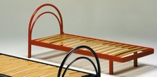 ŁÓŻKO 200X80 CM - METALOWY STELAŻ POD MATERAC Z ZAGŁÓWKIEM I DREWNIANYMI LISTWAMI- PRODUKT WŁOSKI Stelaż łóżka/ łóżko pod materac z zagłówkiem.<br />Stelaże z ramą obwodową metalową o przekroju 40 mm, żebrowane, o...