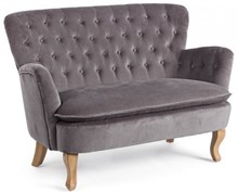 SOFA W STYLU GLAMOUR ORLINS W KOLORZE SZARNYM PIKOWANA TAPICEROWANA VELVETEM DO SALONU, KAWIARNI, POKOJU Rama sofy ORLINS jest wykonana z drzewa sosnowego, podobnie jak nóżki gięte w stylu ludwikowskim. Sofa jest tapicerowana velvetem w kolorze szarym, miękkim...
